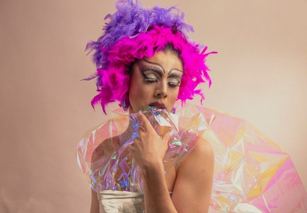 Escenario de talento drag celebra Mes del Orgullo