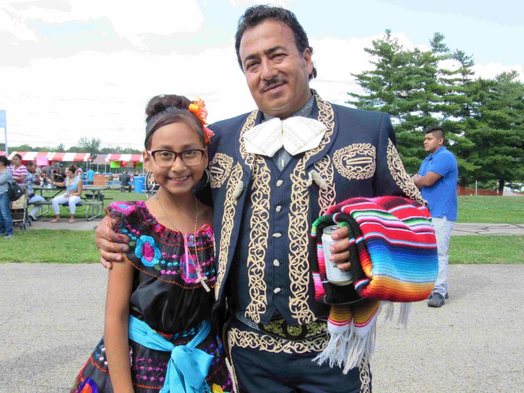 EN OHIO: Ramón y Leslie Pérez cultivan sus tradiciones mexicanas