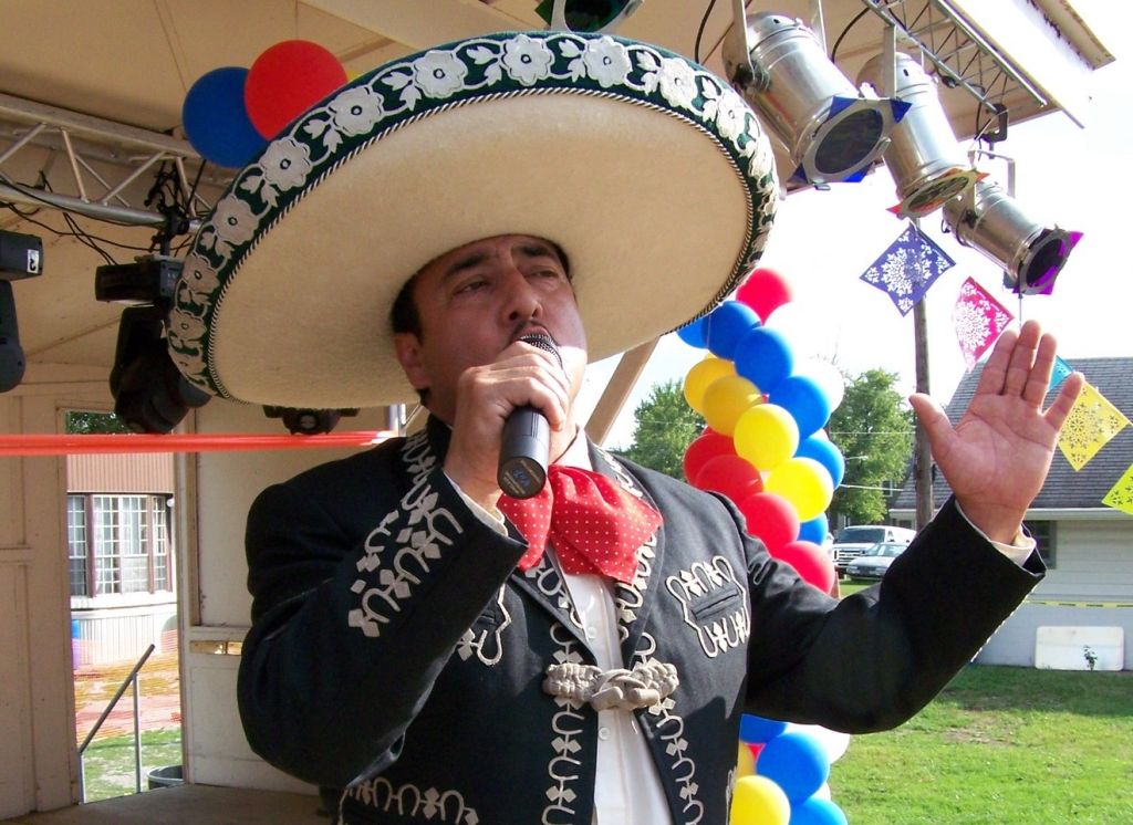 EN OHIO: Ramón y Leslie Pérez cultivan sus tradiciones mexicanas
