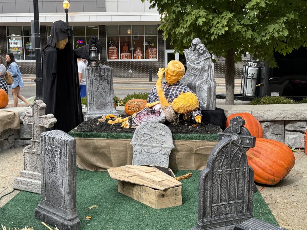 Amor entre zombis desentierra historia en arte de Halloween