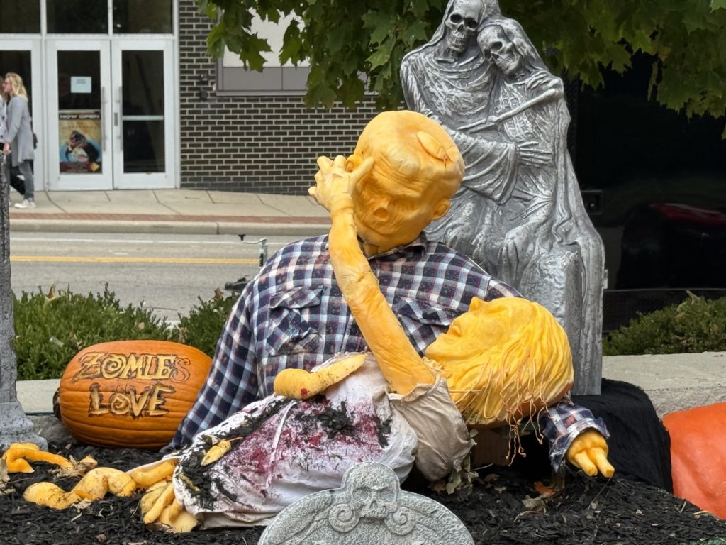 Amor entre zombis desentierra historia en arte de Halloween