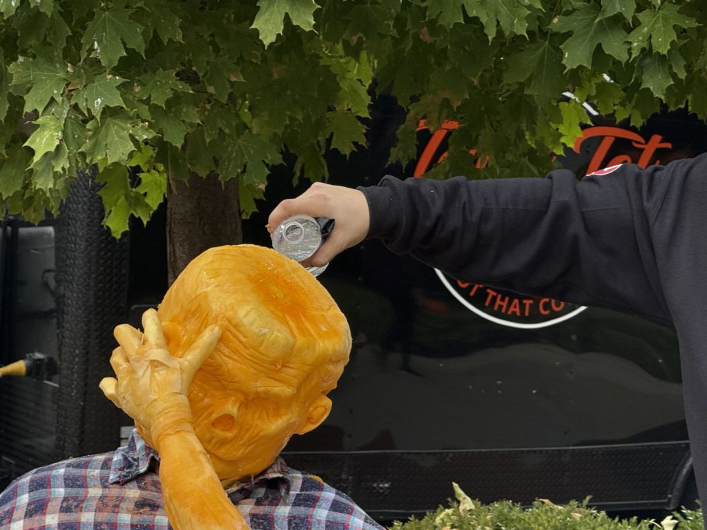 Amor entre zombis desentierra historia en arte de Halloween