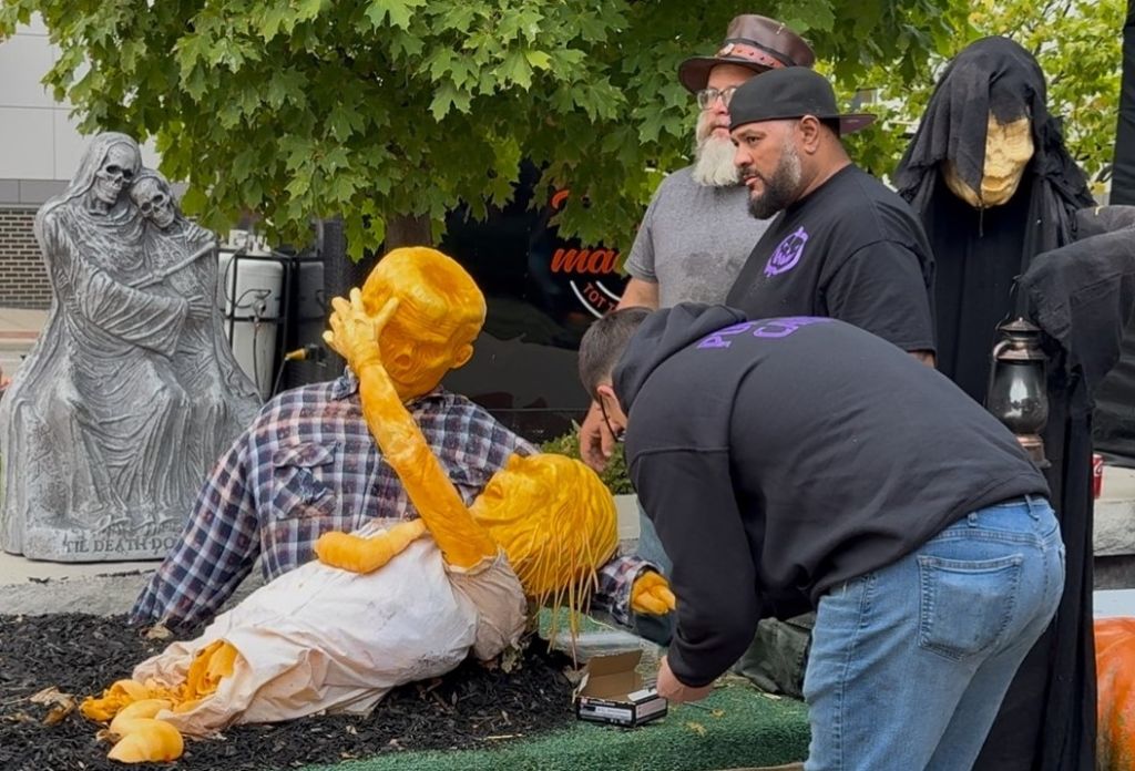 Amor entre zombis desentierra historia en arte de Halloween