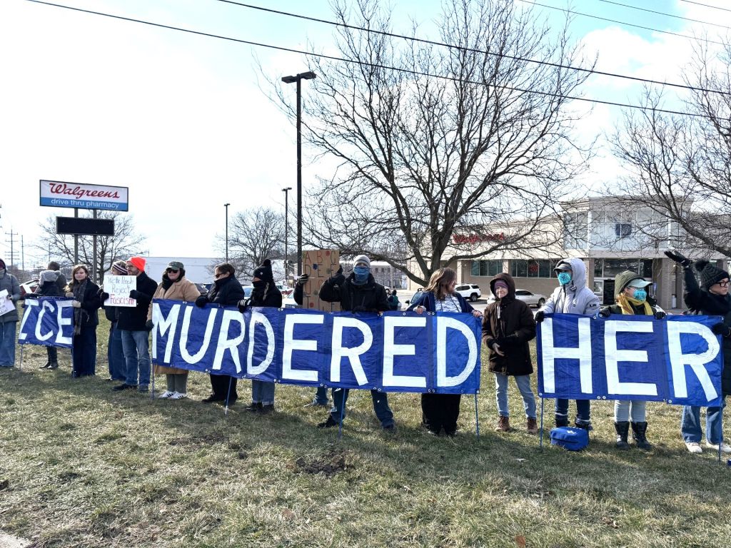 Cadena humana: “ICE la asesinó”; otros irrumpen con mensaje contrario