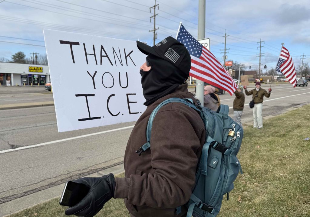 Cadena humana: “ICE la asesinó”; otros irrumpen con mensaje contrario