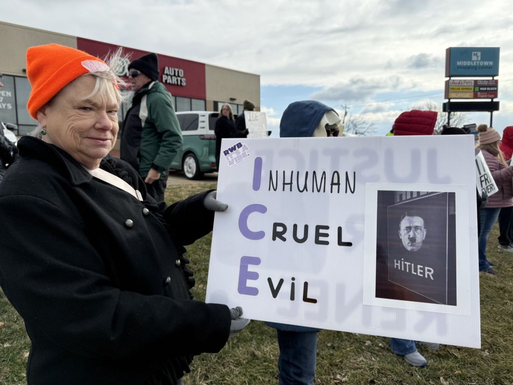 Cadena humana: “ICE la asesinó”; otros irrumpen con mensaje contrario