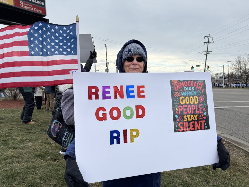 Manifestantes de Ohio exigen justicia por Renee Good