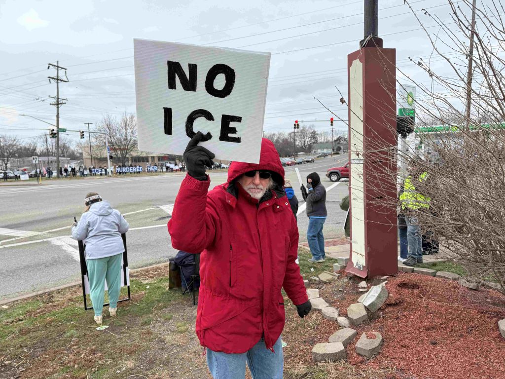 Manifestantes de Ohio exigen justicia por Renee Good