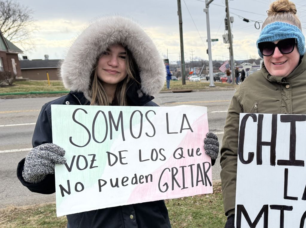 Manifestantes de Ohio exigen justicia por Renee Good