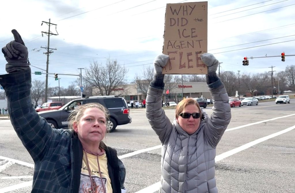 Manifestantes de Ohio exigen justicia por Renee Good