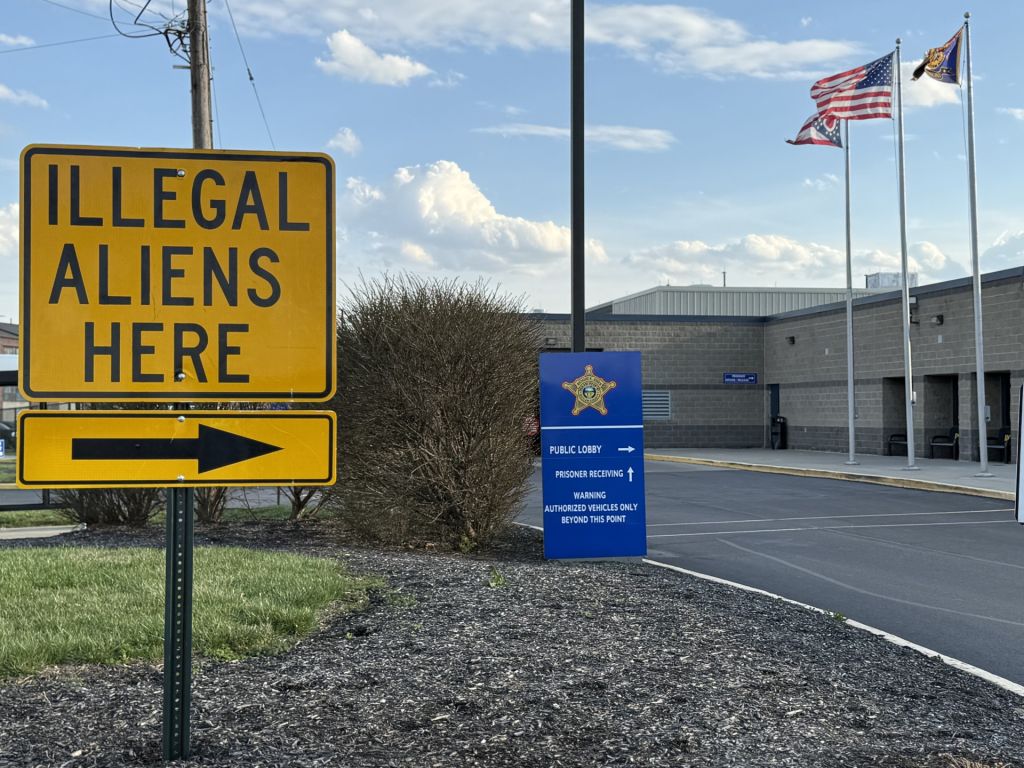 Retiran letrero con mensaje antiinmigrante en cárcel de Butler