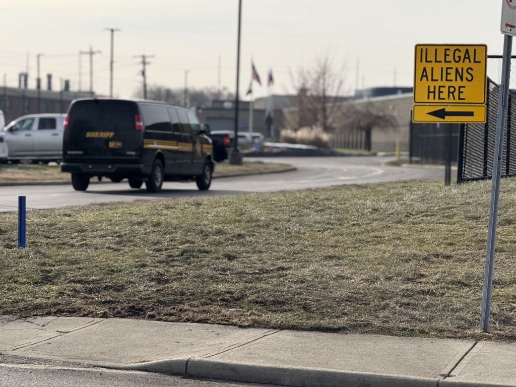 Retiran letrero con mensaje antiinmigrante en cárcel de Butler