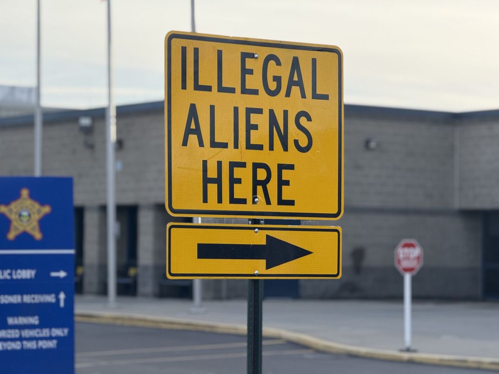 Retiran letrero con mensaje antiinmigrante en cárcel de Butler