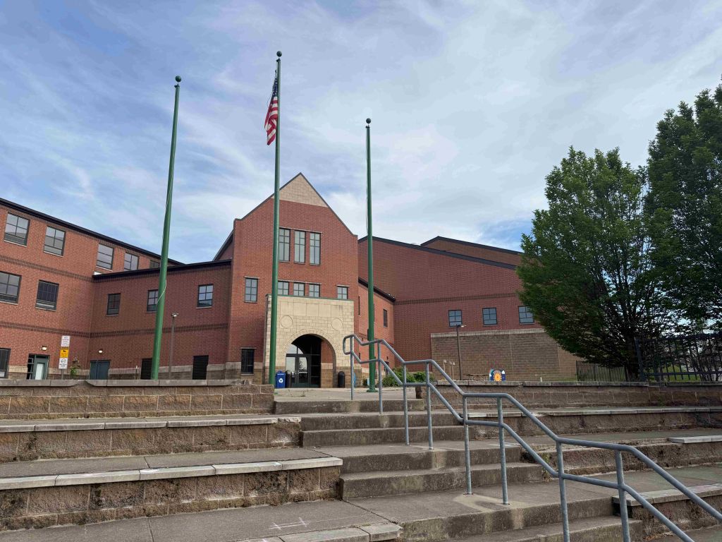 Cuestionan visita no autorizada de oficiales de policía en escuelas