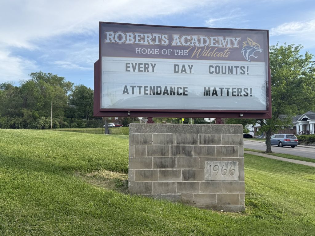 Cuestionan visita no autorizada de oficiales de policía en escuelas