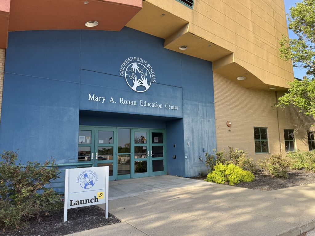 Cuestionan visita no autorizada de oficiales de policía en escuelas