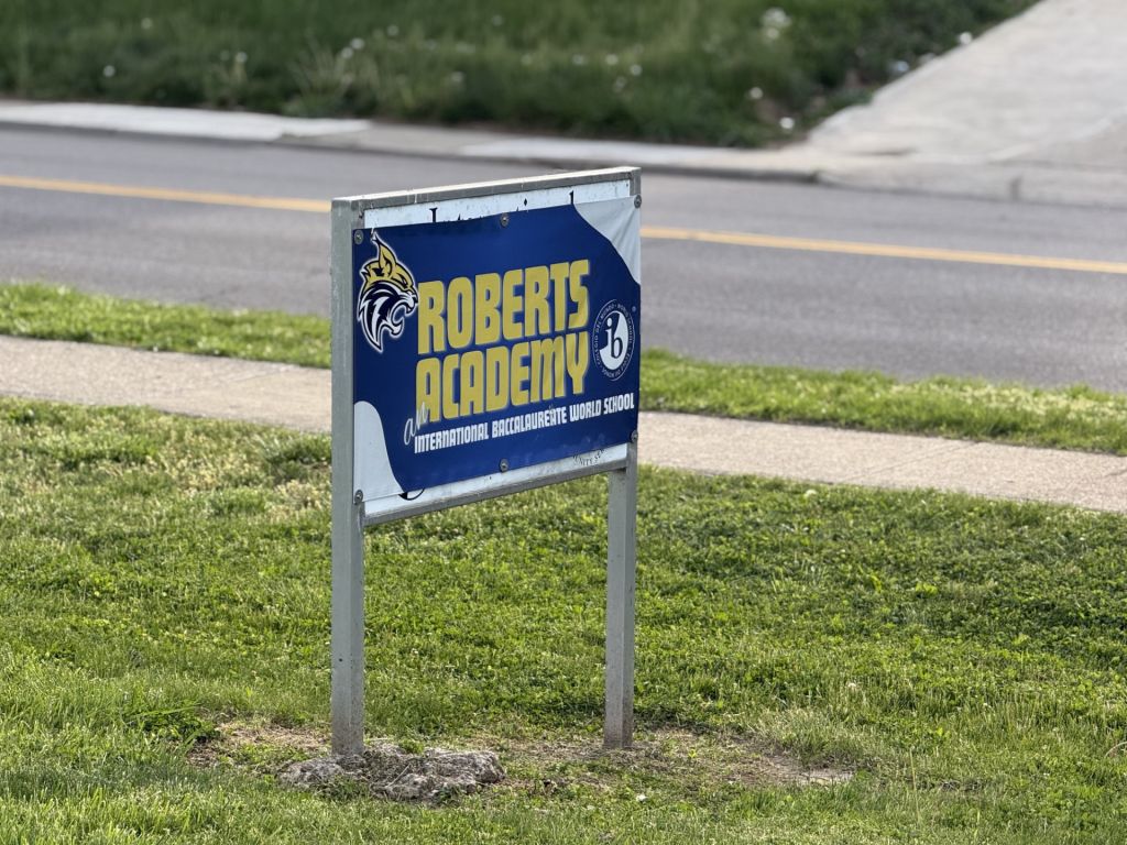 Cuestionan visita no autorizada de oficiales de policía en escuelas